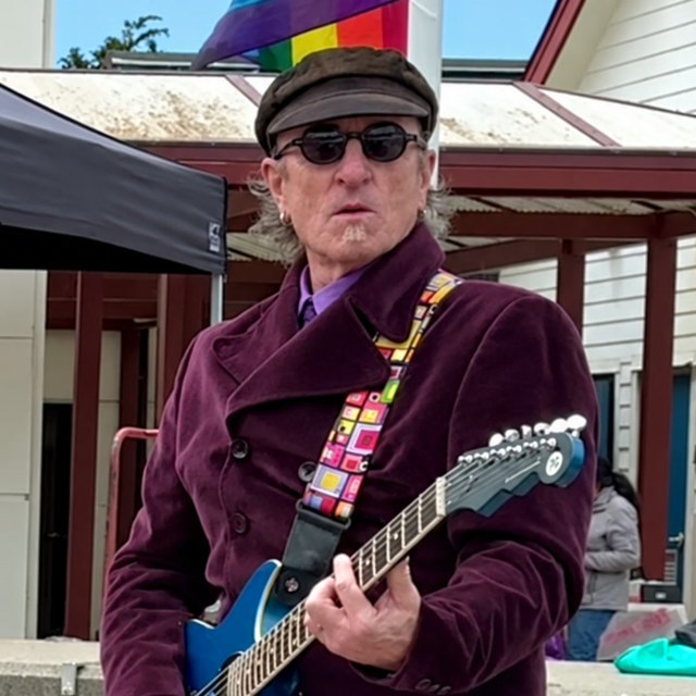 Michael Molenda, guitar